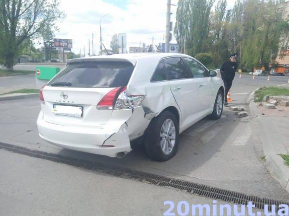 Аварія на 600-річчя: трамвай стукнув Тойоту, фото №1 на сайті 20minut.ua