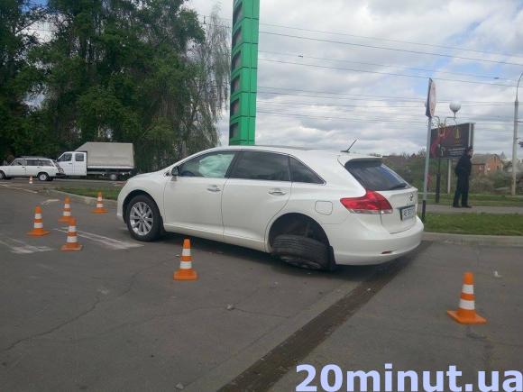 Аварія на 600-річчя: трамвай стукнув Тойоту, фото №2 на сайті 20minut.ua