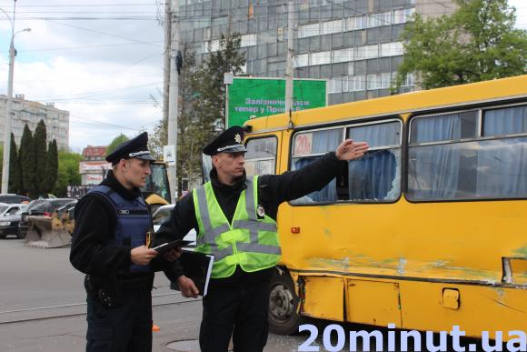 Аварія на площі Перемоги: у автобуса - потрощений бік, трамваю “відбило” бампер, фото №1 на сайті 20minut.ua