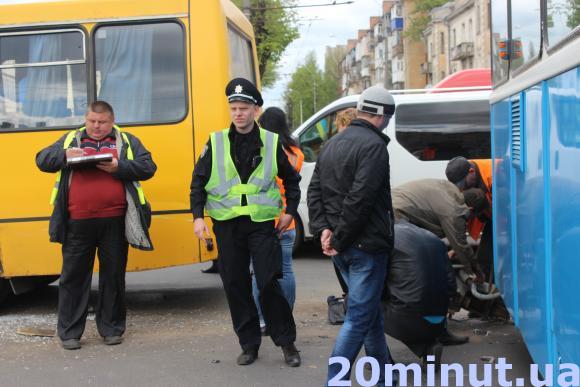 Аварія на площі Перемоги: у автобуса - потрощений бік, трамваю “відбило” бампер, фото №3 на сайті 20minut.ua