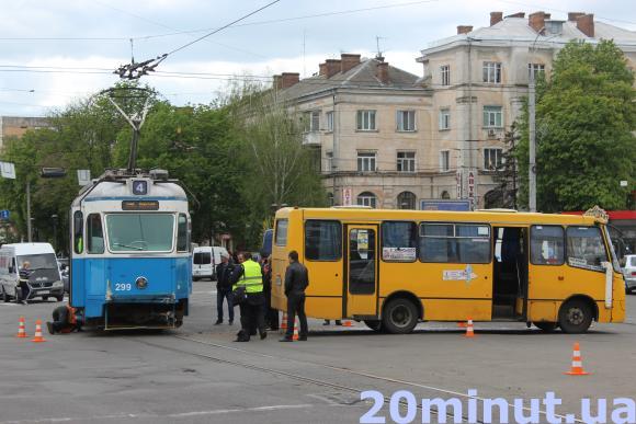 Аварія на площі Перемоги: у автобуса - потрощений бік, трамваю “відбило” бампер, фото №4 на сайті 20minut.ua