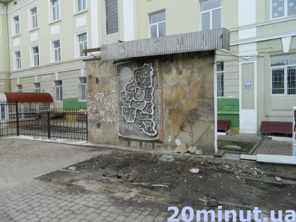 Барельєф із Театралки демонтують протягом 10 днів. Карта попадає під декомунізацію, фото №1 на сайті 20minut.ua