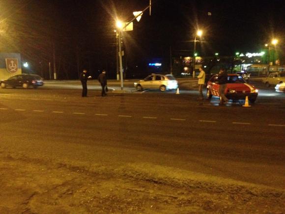 Біля Західного автовокзалу в аварії муніципальний автобус розтрощив Ладу, фото №2 на сайті 20minut.ua