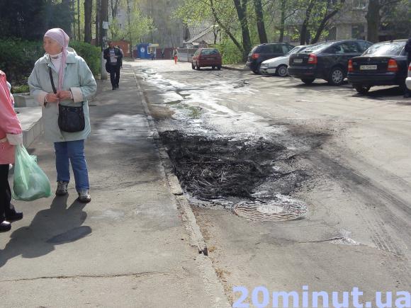 Біля Житомирського Держгеокадастру знову палають шини на сайті 20minut.ua Біля Житомирського Держгеокадастру знову палають шини, фото №1 на сайті 20minut.ua