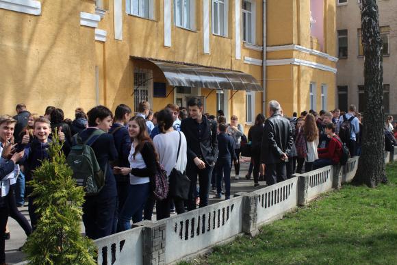 Через “першоквітневий жарт” у гімназії №1 постраждало більше 20 дітей. Четверо у реанімації, фото №1 на сайті 20minut.ua