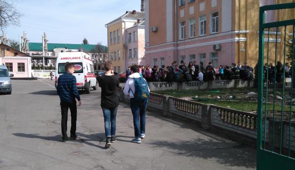 Через “першоквітневий жарт” у гімназії №1 постраждало більше 20 дітей. Четверо у реанімації, фото №3 на сайті 20minut.ua