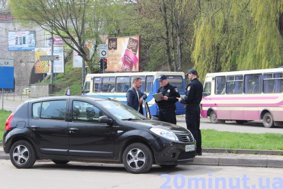 Фото дня: Припаркувавшись не там, водій Renault "нарвався" на патрульних, фото №1 на сайті 20minut.ua
