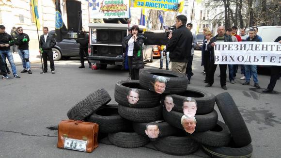Шини з фотографією прокурора Хмельницької області