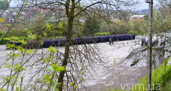 Подалі від людей та в старій формі. Хмельницькі поліцейські склали присягу, фото №2 на сайті vsim.ua