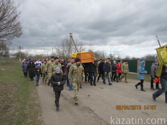 Поховали ще одного солдата, що загинув під Іловайськом в найтрагічніші дні Збройних Сил України, фото №11 на сайті 20minut.ua