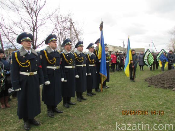 Поховали ще одного солдата, що загинув під Іловайськом в найтрагічніші дні Збройних Сил України, фото №12 на сайті 20minut.ua