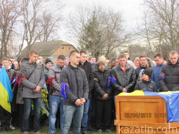 Поховали ще одного солдата, що загинув під Іловайськом в найтрагічніші дні Збройних Сил України, фото №14 на сайті 20minut.ua