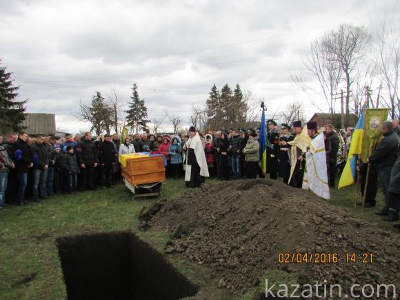 Поховали ще одного солдата, що загинув під Іловайськом в найтрагічніші дні Збройних Сил України, фото №15 на сайті 20minut.ua