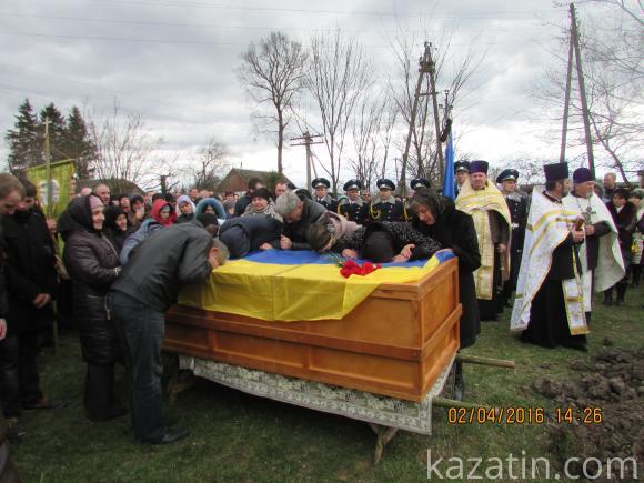 Поховали ще одного солдата, що загинув під Іловайськом в найтрагічніші дні Збройних Сил України, фото №17 на сайті 20minut.ua