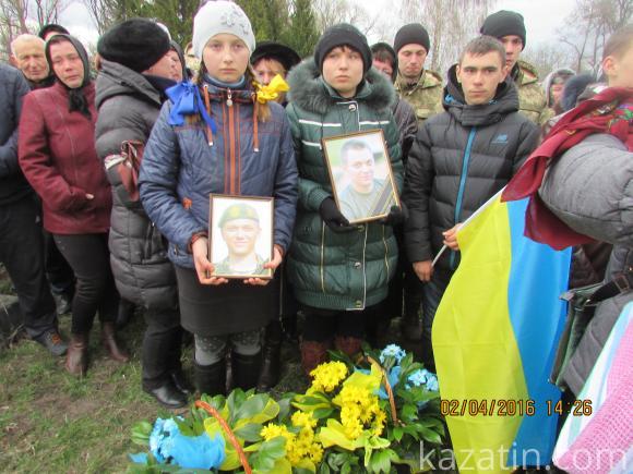 Поховали ще одного солдата, що загинув під Іловайськом в найтрагічніші дні Збройних Сил України, фото №18 на сайті 20minut.ua