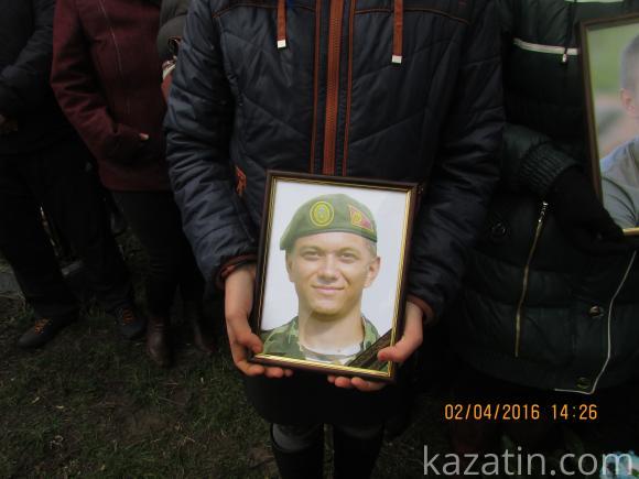 Поховали ще одного солдата, що загинув під Іловайськом в найтрагічніші дні Збройних Сил України, фото №19 на сайті 20minut.ua