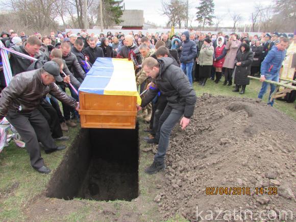 Поховали ще одного солдата, що загинув під Іловайськом в найтрагічніші дні Збройних Сил України, фото №21 на сайті 20minut.ua