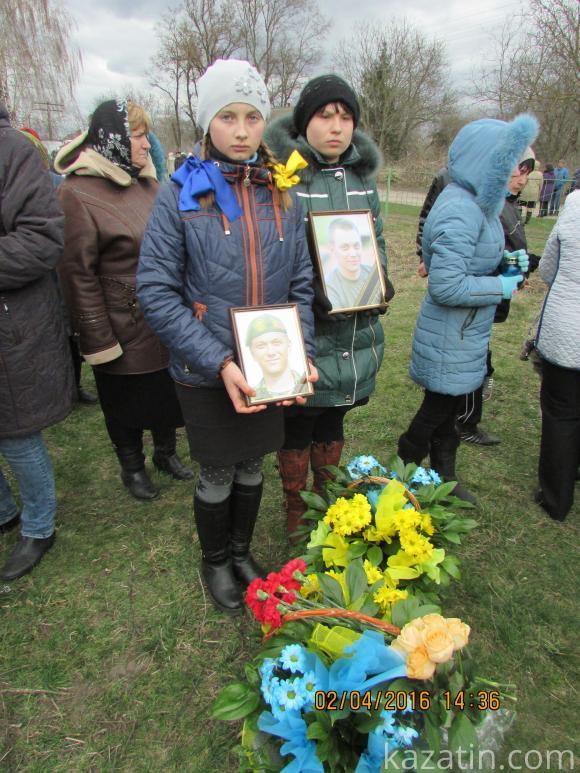 Поховали ще одного солдата, що загинув під Іловайськом в найтрагічніші дні Збройних Сил України, фото №23 на сайті 20minut.ua