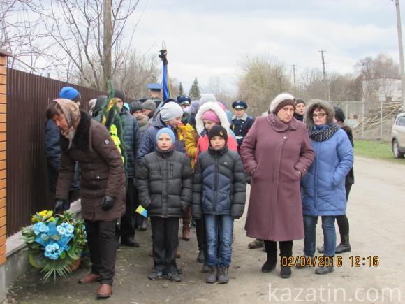 Поховали ще одного солдата, що загинув під Іловайськом в найтрагічніші дні Збройних Сил України, фото №7 на сайті 20minut.ua