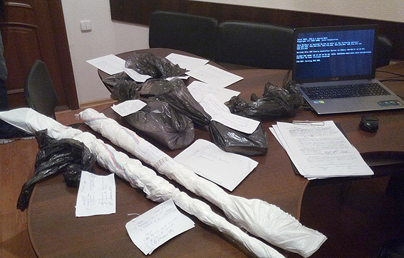 Троє поліцейських «збили» 5000 доларів із іноземців, підкинувши їм «косяк», фото №3 на сайті 20minut.ua