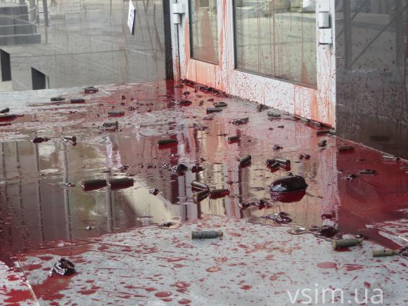 У Хмельницькому облили кров'ю і закидали гільзами російський банк, фото №4 на сайті vsim.ua