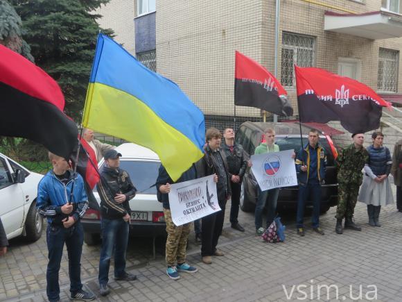 У Хмельницькому облили кров'ю і закидали гільзами російський банк, фото №6 на сайті vsim.ua