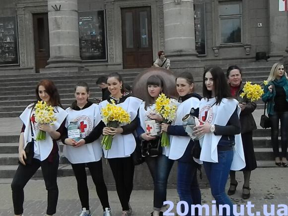 У Тернополі безкоштовно міряли тиск та дарували квіти благодійникам, фото №1 на сайті 20minut.ua