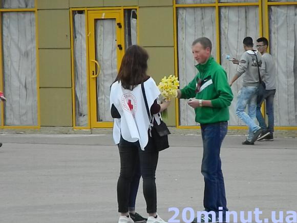 У Тернополі безкоштовно міряли тиск та дарували квіти благодійникам, фото №2 на сайті 20minut.ua