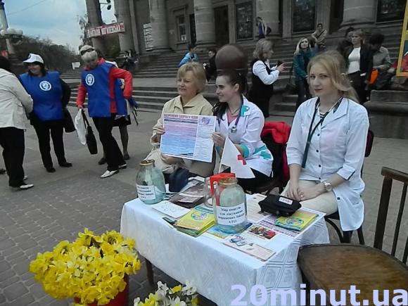 У Тернополі безкоштовно міряли тиск та дарували квіти благодійникам, фото №3 на сайті 20minut.ua