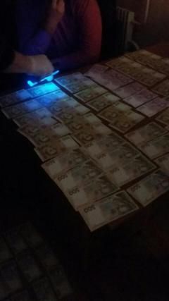 У Тернополі на хабарі 20000 грн затримали податківця та юриста на сайті 20minut.ua У Тернополі на хабарі 20000 грн затримали податківця та юриста, фото №4 на сайті 20minut.ua