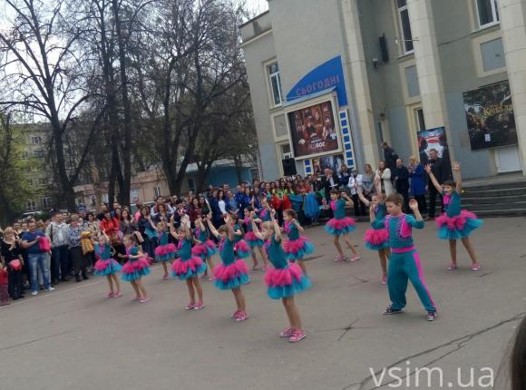 У центрі міста школярі показали хмельничанам, як бути здоровим та спортивним, фото №1 на сайті vsim.ua