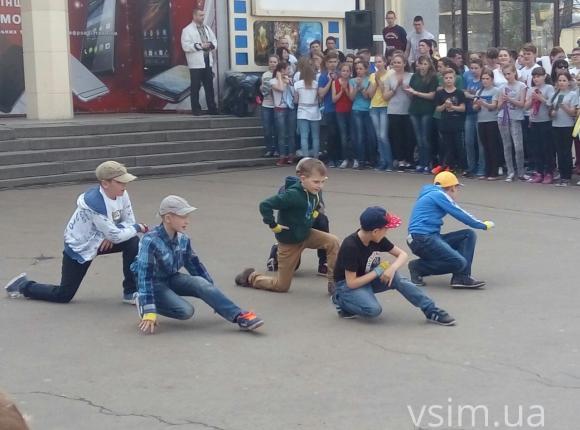 У центрі міста школярі показали хмельничанам, як бути здоровим та спортивним, фото №2 на сайті vsim.ua