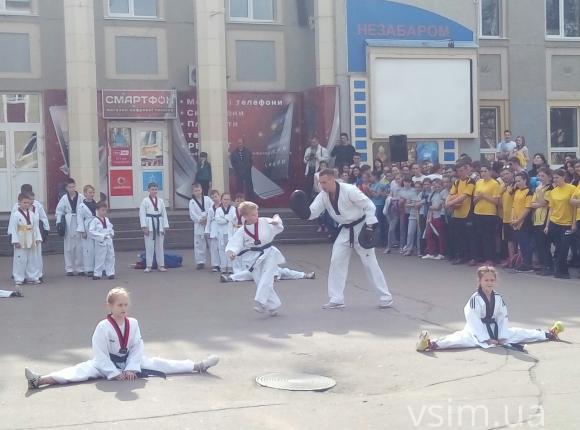 У центрі міста школярі показали хмельничанам, як бути здоровим та спортивним, фото №3 на сайті vsim.ua