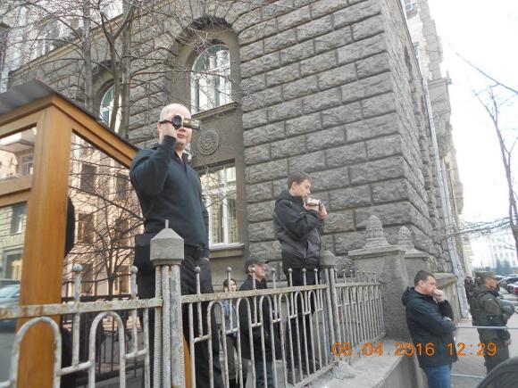 Вінничани протестують під Адміністрацією Президента. Вимагають звільнення Хорта на сайті 20minut.ua Вінничани протестують під Адміністрацією Президента. Вимагають звільнення Хорта, фото №2 на сайті 20minut.ua