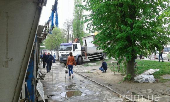 Демонтаж підприємці проводять за власний рахунок, адже кіоски – їхні власність. 