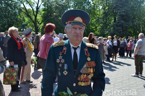 Біля "Вічного вогню" хмельничани з квітами та сльозами на очах вшанували ветеранів війни, фото №1 на сайті vsim.ua