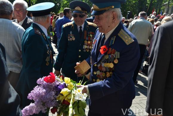 Біля "Вічного вогню" хмельничани з квітами та сльозами на очах вшанували ветеранів війни, фото №10 на сайті vsim.ua