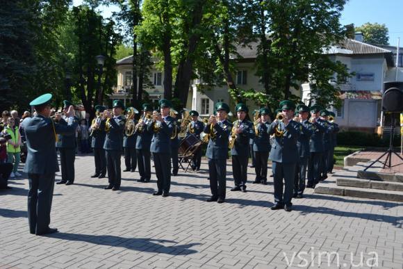 Біля "Вічного вогню" хмельничани з квітами та сльозами на очах вшанували ветеранів війни, фото №2 на сайті vsim.ua