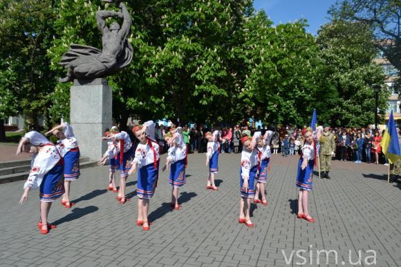 Біля "Вічного вогню" хмельничани з квітами та сльозами на очах вшанували ветеранів війни, фото №3 на сайті vsim.ua