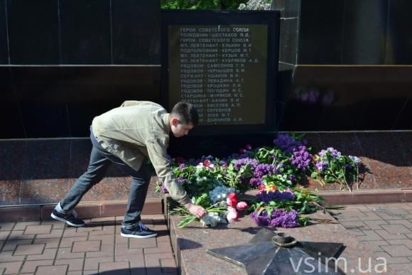 Біля "Вічного вогню" хмельничани з квітами та сльозами на очах вшанували ветеранів війни, фото №4 на сайті vsim.ua