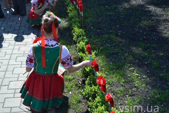 Біля "Вічного вогню" хмельничани з квітами та сльозами на очах вшанували ветеранів війни, фото №5 на сайті vsim.ua