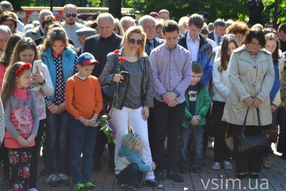Біля "Вічного вогню" хмельничани з квітами та сльозами на очах вшанували ветеранів війни, фото №6 на сайті vsim.ua