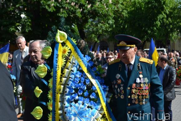 Біля "Вічного вогню" хмельничани з квітами та сльозами на очах вшанували ветеранів війни, фото №7 на сайті vsim.ua