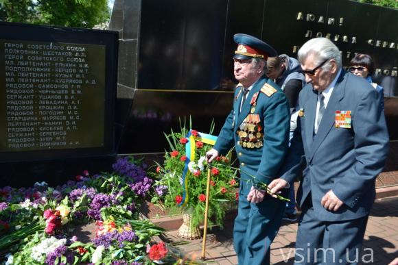 Біля "Вічного вогню" хмельничани з квітами та сльозами на очах вшанували ветеранів війни, фото №8 на сайті vsim.ua