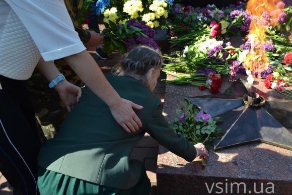 Біля "Вічного вогню" хмельничани з квітами та сльозами на очах вшанували ветеранів війни, фото №9 на сайті vsim.ua