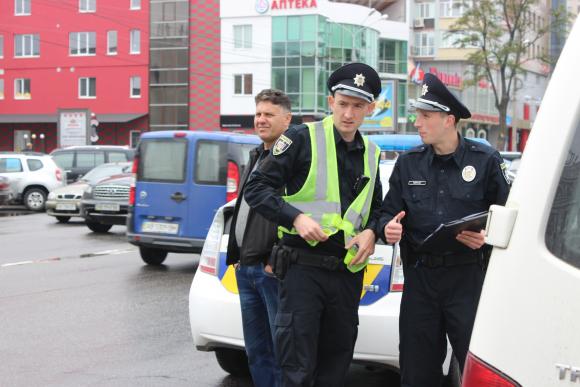 Через джип із російськими номерами біля Бастилії застопорився рух трамваїв, фото №1 на сайті 20minut.ua