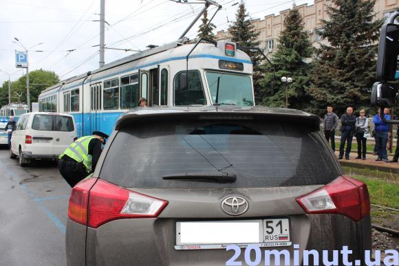 Через джип із російськими номерами біля Бастилії застопорився рух трамваїв, фото №2 на сайті 20minut.ua