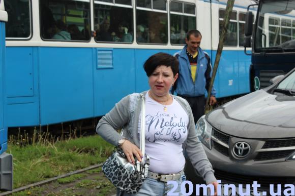 Через джип із російськими номерами біля Бастилії застопорився рух трамваїв, фото №3 на сайті 20minut.ua