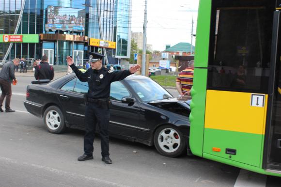 ДТП на “Урожаї”: у "Мерса" потрощений капот, усередині автобусу - скляне місиво, фото №1 на сайті 20minut.ua