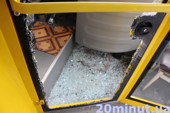 ДТП на “Урожаї”: у "Мерса" потрощений капот, усередині автобусу - скляне місиво, фото №2 на сайті 20minut.ua